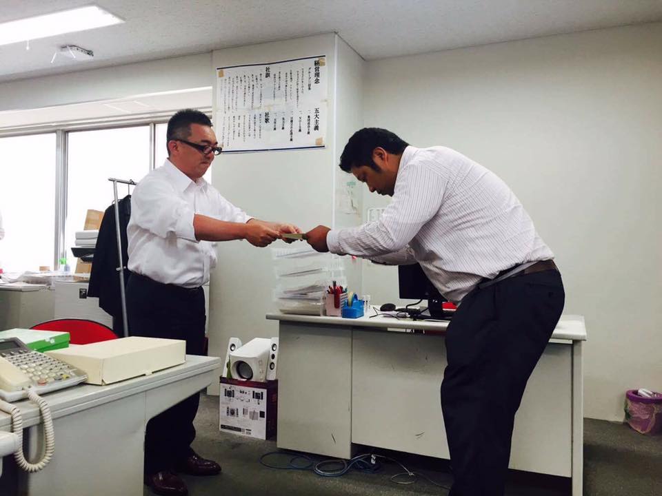 成績優秀者の賞状授与の風景